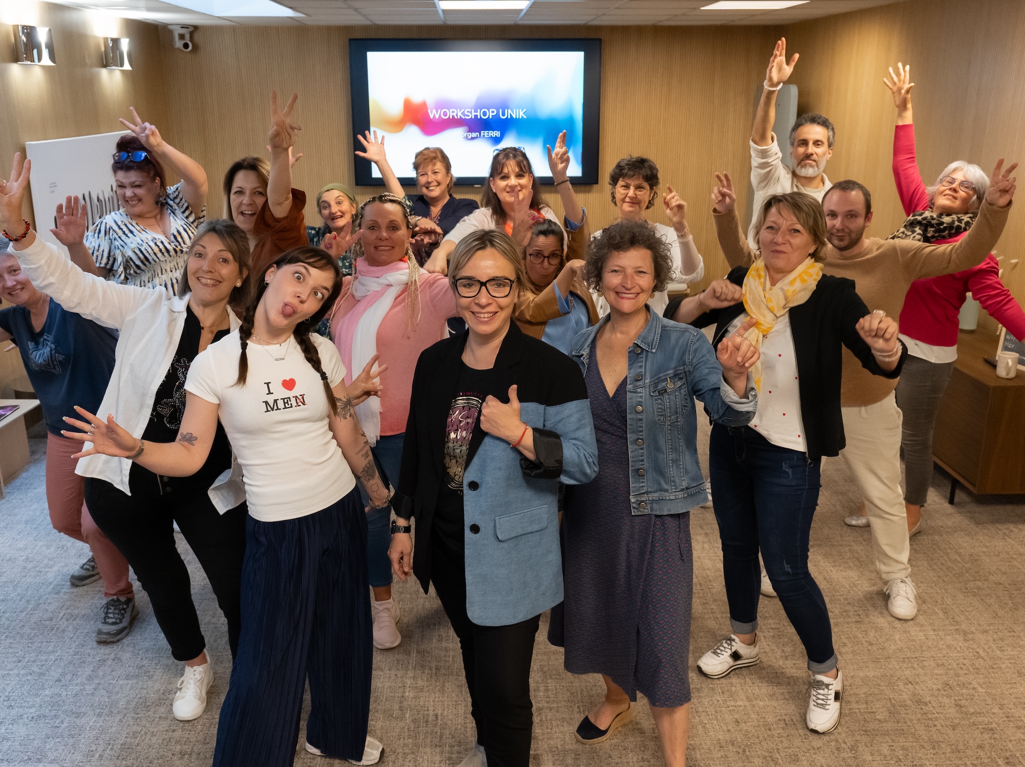 Morgan Ferri entourée d'un groupe de coachs enthousiastes pendant un workshop